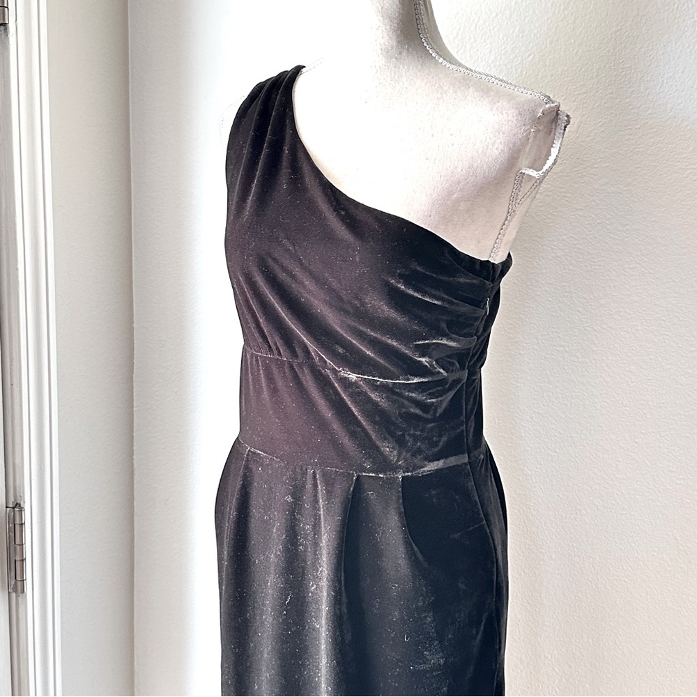 Limited edition NWOT One shoulder velvet black dress size 2 stretch zipper knee